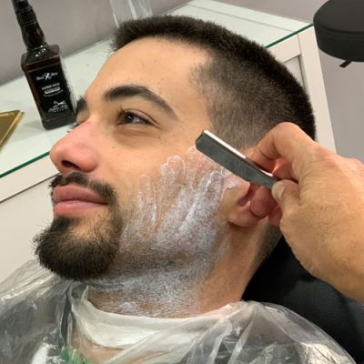 Corte De Pelo En La Peluqueria Para Hombre En Valladolid Kokoro Belleza Arreglo De Barba Acuchilla