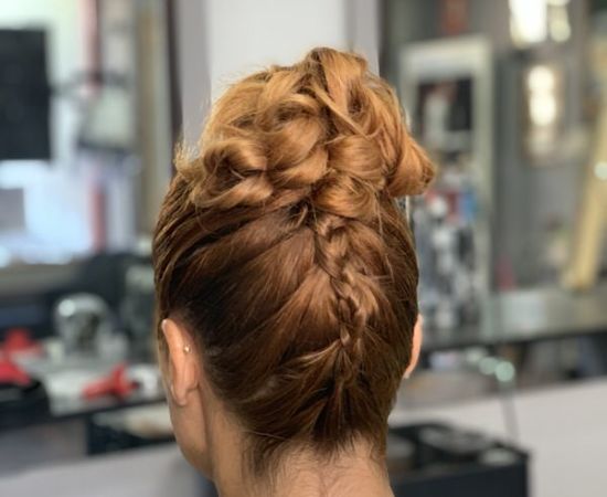 Recogido alto con detalle de trenza de raiz posterior para novias en Valladolid