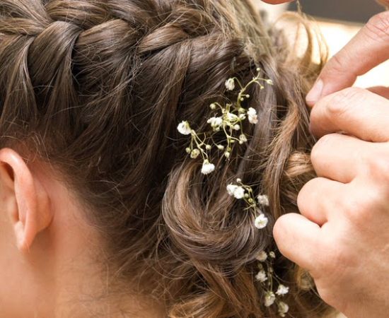 Detalle de adorno floral para recogido de novia en Valladolid