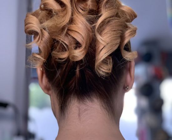 Semirrecogido con acabado en tirabuzones para novias en Valladolid