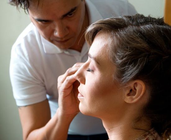 Últimos retoques de maquillaje natural para novias en Valladolid