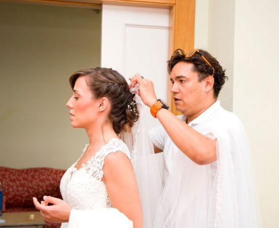 Maquillaje acabado y últimos retoques de peluquería para novias en Valladolid