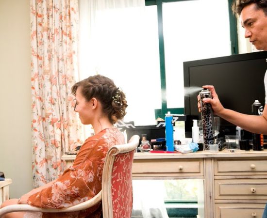 Retoques finales de peinado de novia en Valladolid