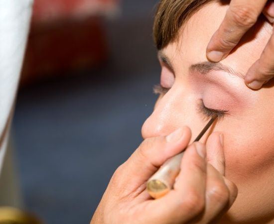 Detalle de maquillaje de delineado de ojos para novias de Valladolid