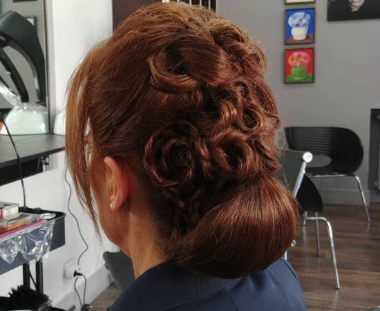Recogido en forma de flores y moño bajo para novias en Valladolid